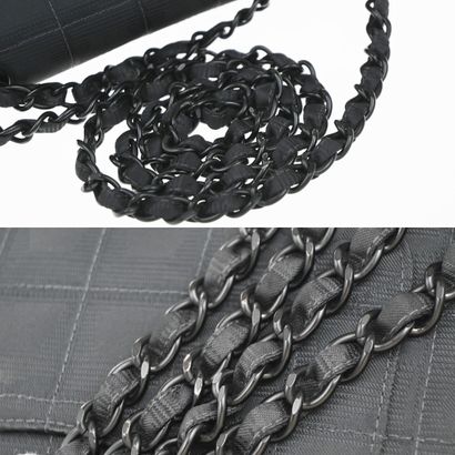 CHANEL Sac « Travel Line Flap » en nylon...