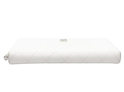 CHANEL Portefeuille « Trifold Flap » en cuir...