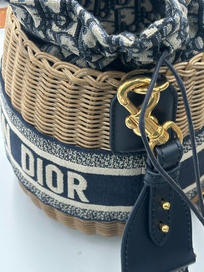 CHRISTIAN DIOR Sac « Bucket » en rotin.
Dimensions...