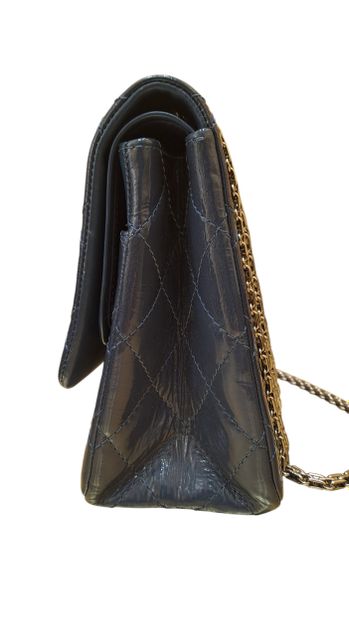 CHANEL Sac « Reissue 2.55 Flap » en cuir...