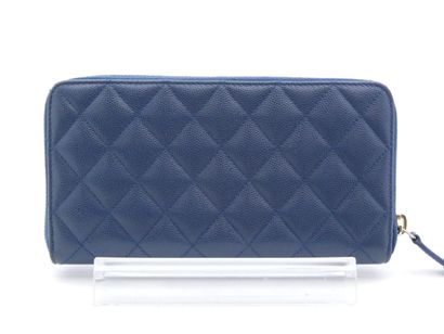CHANEL Sac « Matelasse » en cuir bleu marine,...