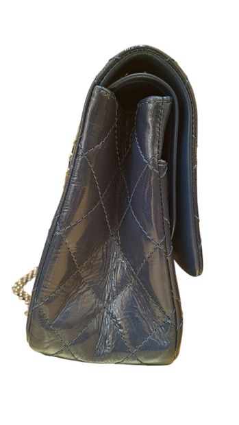 CHANEL Sac « Reissue 2.55 Flap » en cuir...