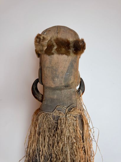 LARGE ANCESTOR STATUE WITH A FIBER COLLAR...