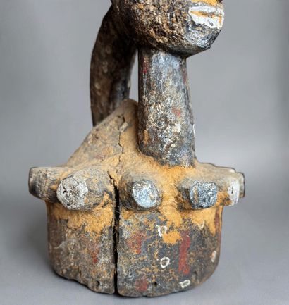 POST ELEMENT (?) WITH ANTHROPOMORPHIC FIGURE...