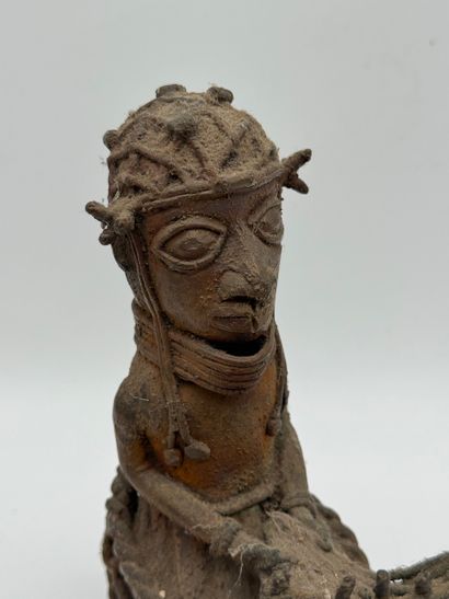STATUETTE OF A SEATED OBA - Nigeria - Yoruba
Mid-20th...