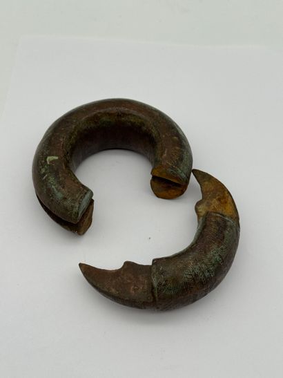 CHUNKY ANKLE BRACELET OR SHACKLE
First half...