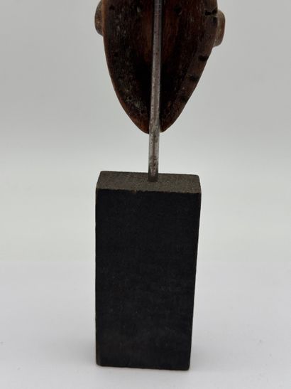 DIGNITARY'S CANE HANDLE OR HEAD ON A BASE...