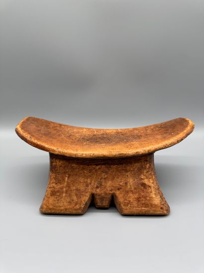 HEADREST 
Wood with a light patina. 
Dimensions:...
