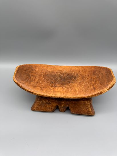 HEADREST 
Wood with a light patina. 
Dimensions:...