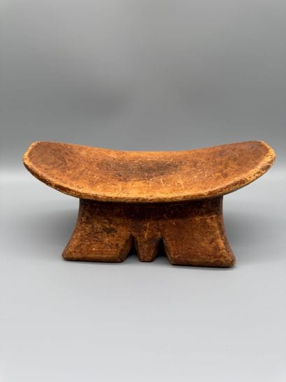 HEADREST 
Wood with a light patina. 
Dimensions:...
