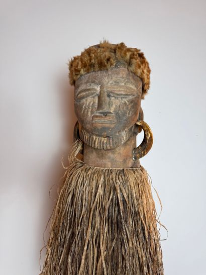 LARGE ANCESTOR STATUE WITH A FIBER COLLAR...