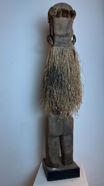 LARGE ANCESTOR STATUE WITH A FIBER COLLAR...