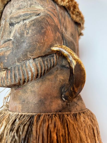 LARGE ANCESTOR STATUE WITH A FIBER COLLAR...