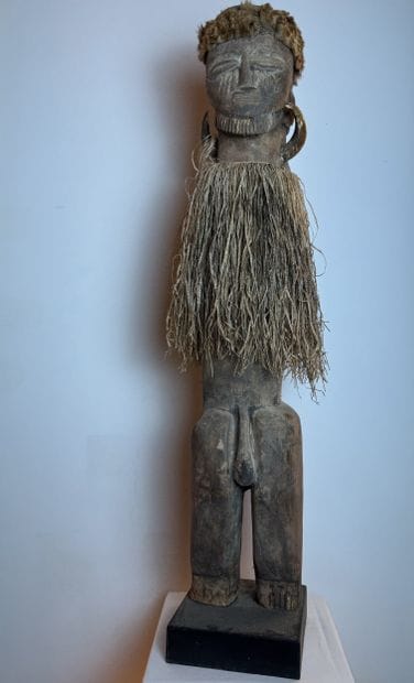 LARGE ANCESTOR STATUE WITH A FIBER COLLAR...