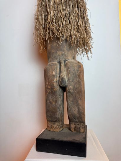 LARGE ANCESTOR STATUE WITH A FIBER COLLAR...