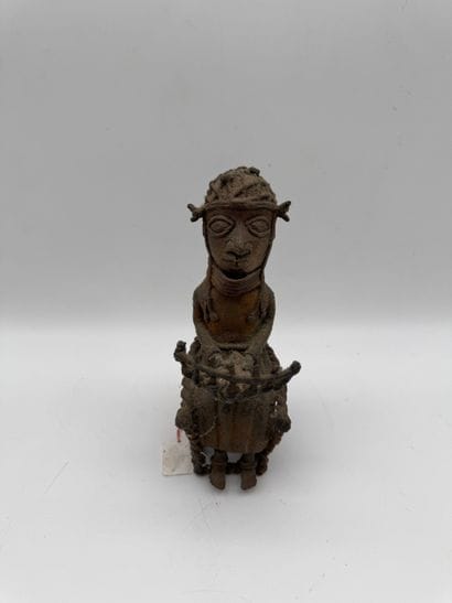 STATUETTE OF A SEATED OBA - Nigeria - Yoruba
Mid-20th...