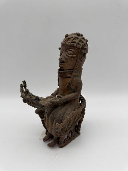 STATUETTE OF A SEATED OBA - Nigeria - Yoruba
Mid-20th...