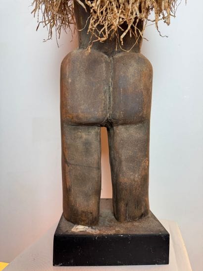 LARGE ANCESTOR STATUE WITH A FIBER COLLAR...