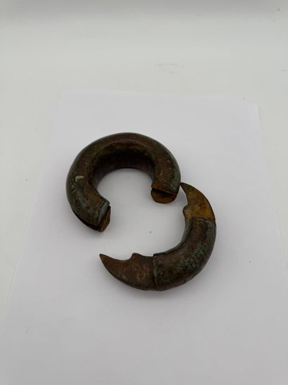 CHUNKY ANKLE BRACELET OR SHACKLE
First half...