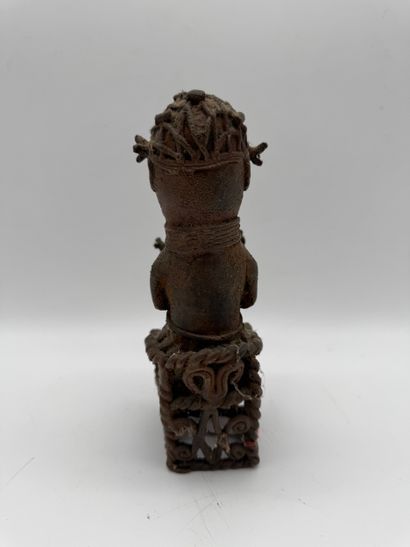 STATUETTE OF A SEATED OBA - Nigeria - Yoruba
Mid-20th...