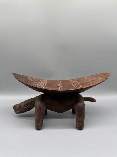 PANGOLIN CHAIR 
Wood with a light patina....