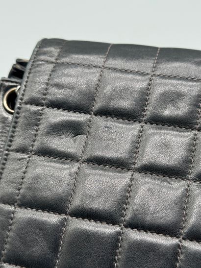 CHANEL – Sac Chocolate Bar Mademoiselle
Sac...