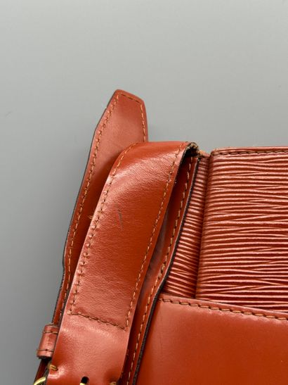 LOUIS VUITTON – Sac d'Épaule GM vintage
Grand...