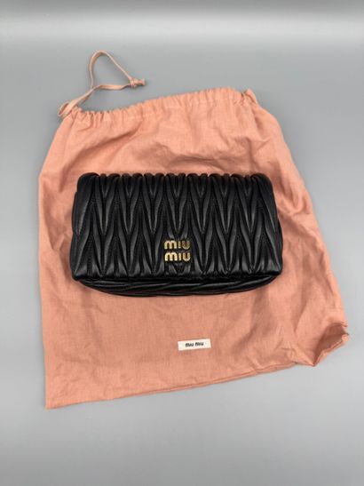 MIU MIU Sac Matelassé
Sac en cuir nappa matelassé,...