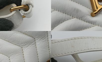 LOUIS VUITTON – Sac banane New Wave
Sac banane...