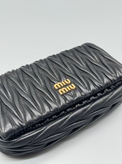 MIU MIU Sac Matelassé
Sac en cuir nappa matelassé,...