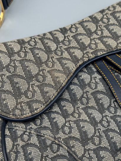 CHRISTIAN DIOR – Sac Saddle Mini
Sac Saddle...
