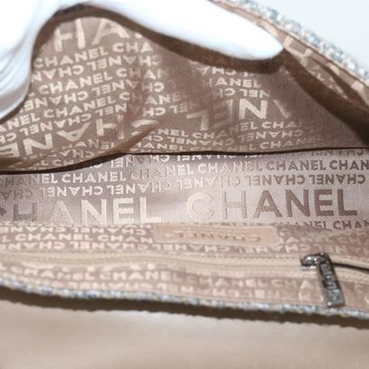 CHANEL – Sac CC Flap Satchel en tweed
Sac...