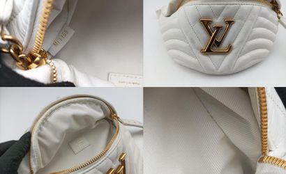 LOUIS VUITTON – Sac banane New Wave
Sac banane...