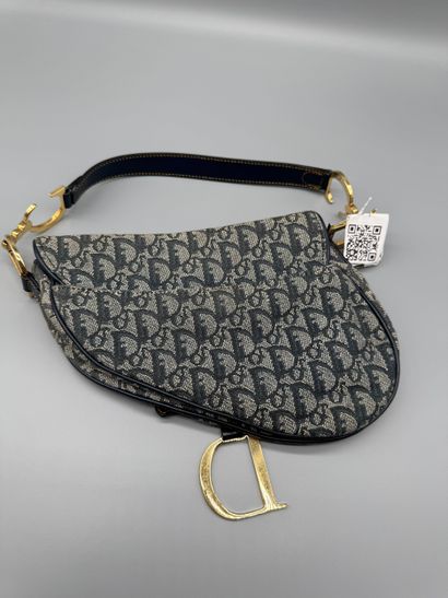 CHRISTIAN DIOR – Sac Saddle Mini
Sac Saddle...