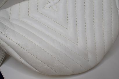 LOUIS VUITTON – Sac banane New Wave
Sac banane...