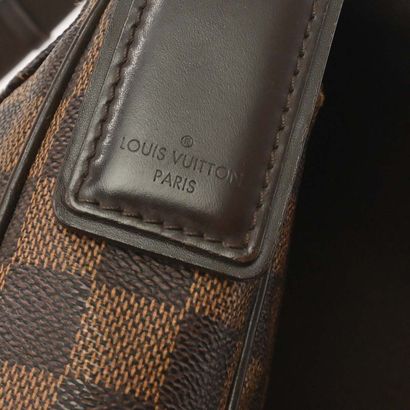 LOUIS VUITTON – Sac District Messenger MM
Sac...