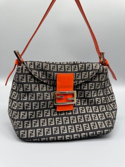 FENDI – Sac Mamma Baguette Zucchino
Sac Mamma...
