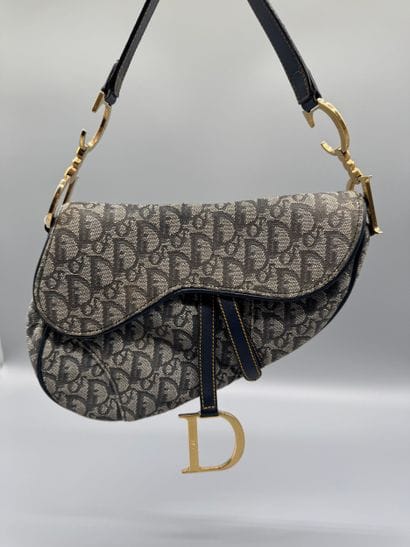 CHRISTIAN DIOR – Sac Saddle Mini
Sac Saddle...