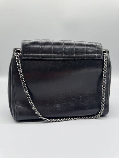 CHANEL – Sac Chocolate Bar Mademoiselle
Sac...