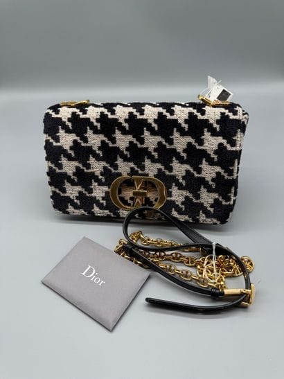 CHRISTIAN DIOR – Sac Caro à rabat
Sac Caro...