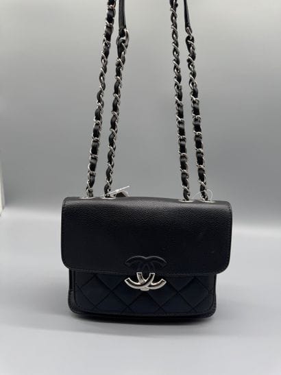 CHANEL – Sac Box Flap vintage
Sac à rabat...