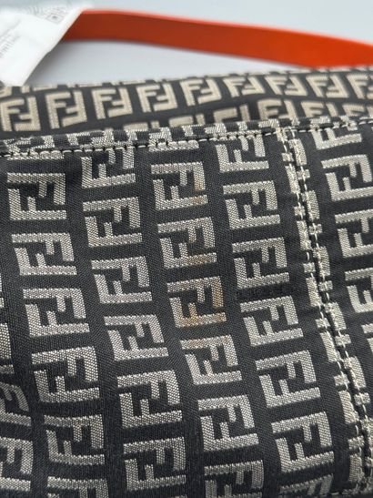 FENDI – Sac Mamma Baguette Zucchino
Sac Mamma...