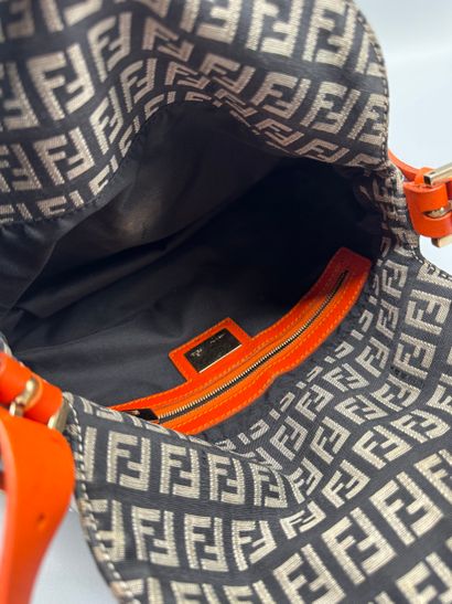 FENDI – Sac Mamma Baguette Zucchino
Sac Mamma...