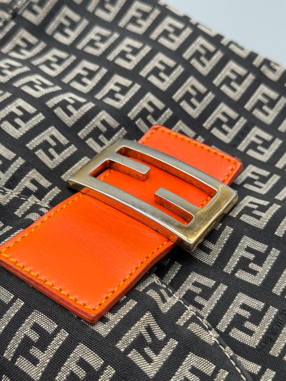 FENDI – Sac Mamma Baguette Zucchino
Sac Mamma...