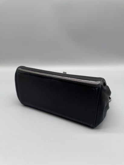 CHANEL – Sac Chocolate Bar Mademoiselle
Sac...