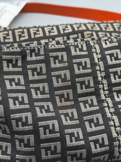 FENDI – Sac Mamma Baguette Zucchino
Sac Mamma...