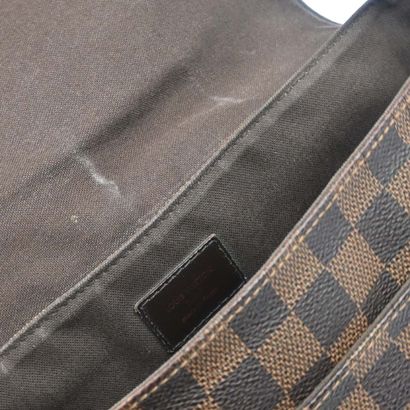 LOUIS VUITTON – Sac District Messenger MM
Sac...