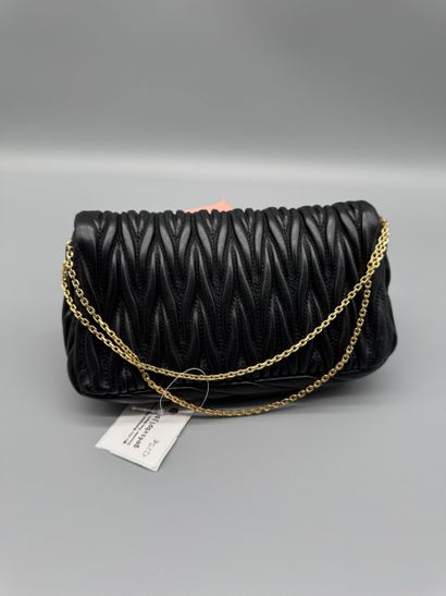 MIU MIU Sac Matelassé
Sac en cuir nappa matelassé,...