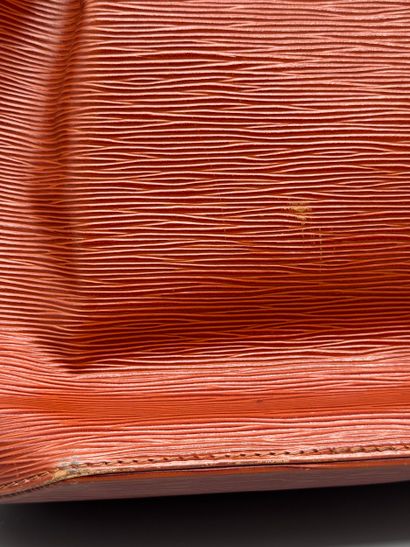 LOUIS VUITTON – Sac d'Épaule GM vintage
Grand...