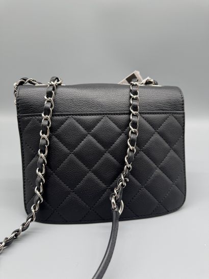 CHANEL – Sac Box Flap vintage
Sac à rabat...